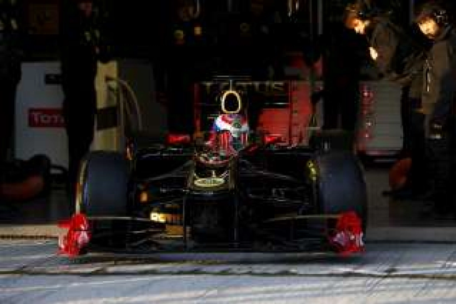Sunday report: Lotus Renault GP – Petrov brings a smile to his team