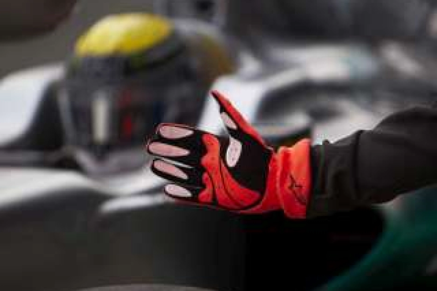 Sunday: Tire problems for the Mercedes