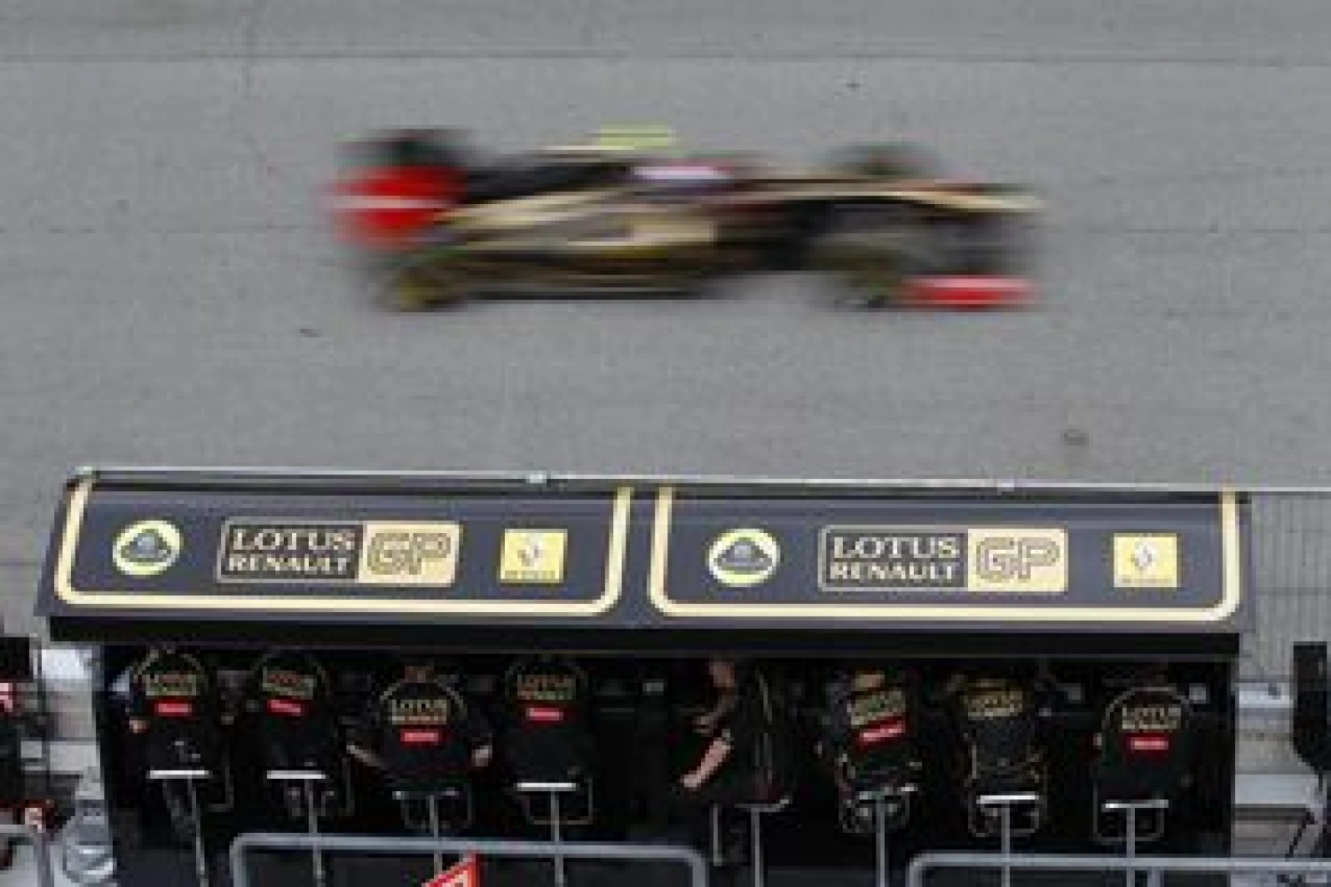 Renault in gold and black in Montreal
