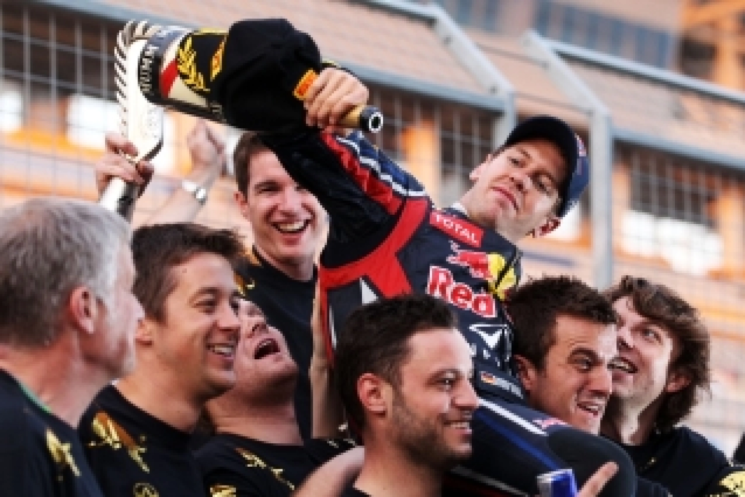 Sunday: Vettel wins and Red Bull clinches the constructors’ title