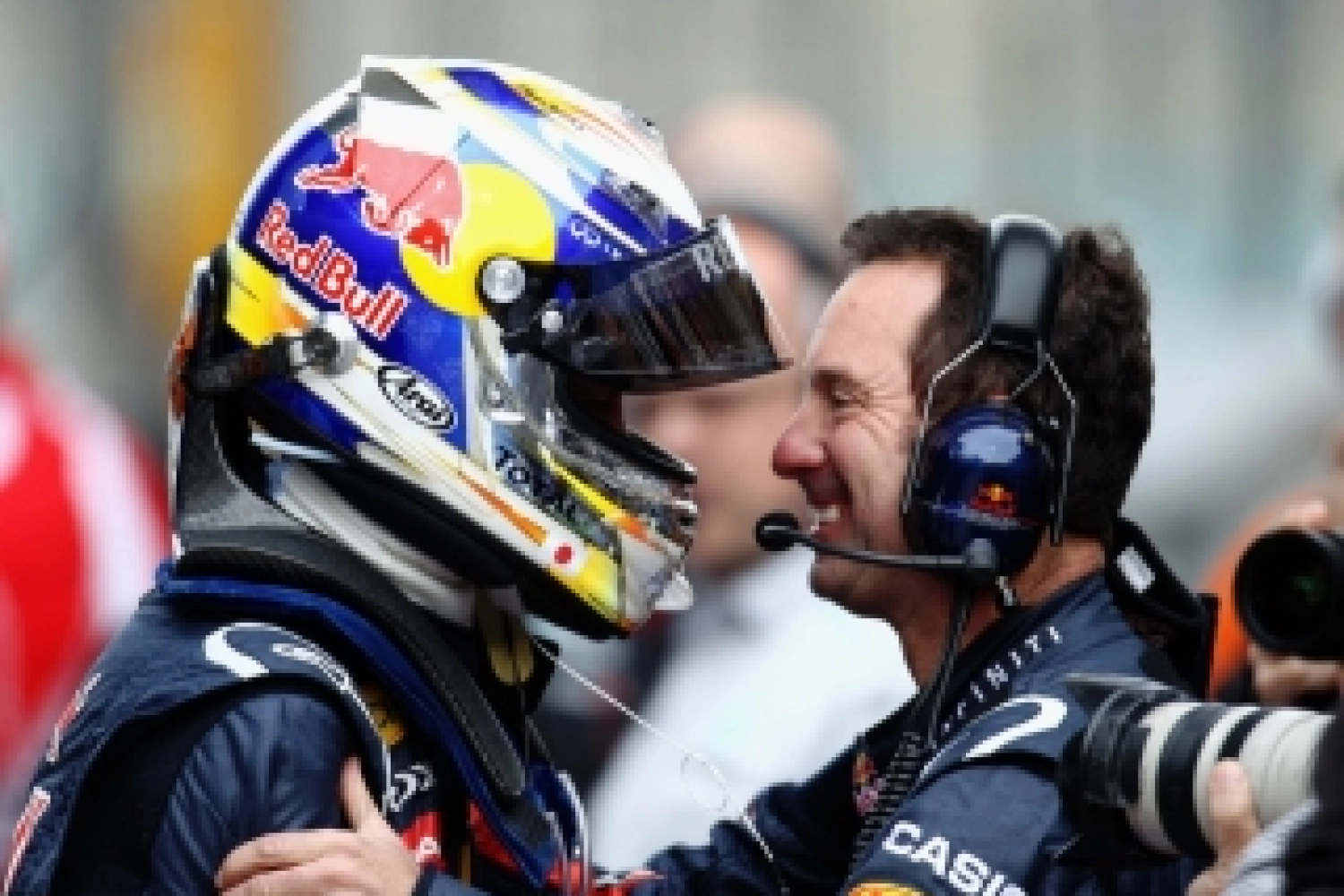 Vettel completes Barrichello’s helmet collection