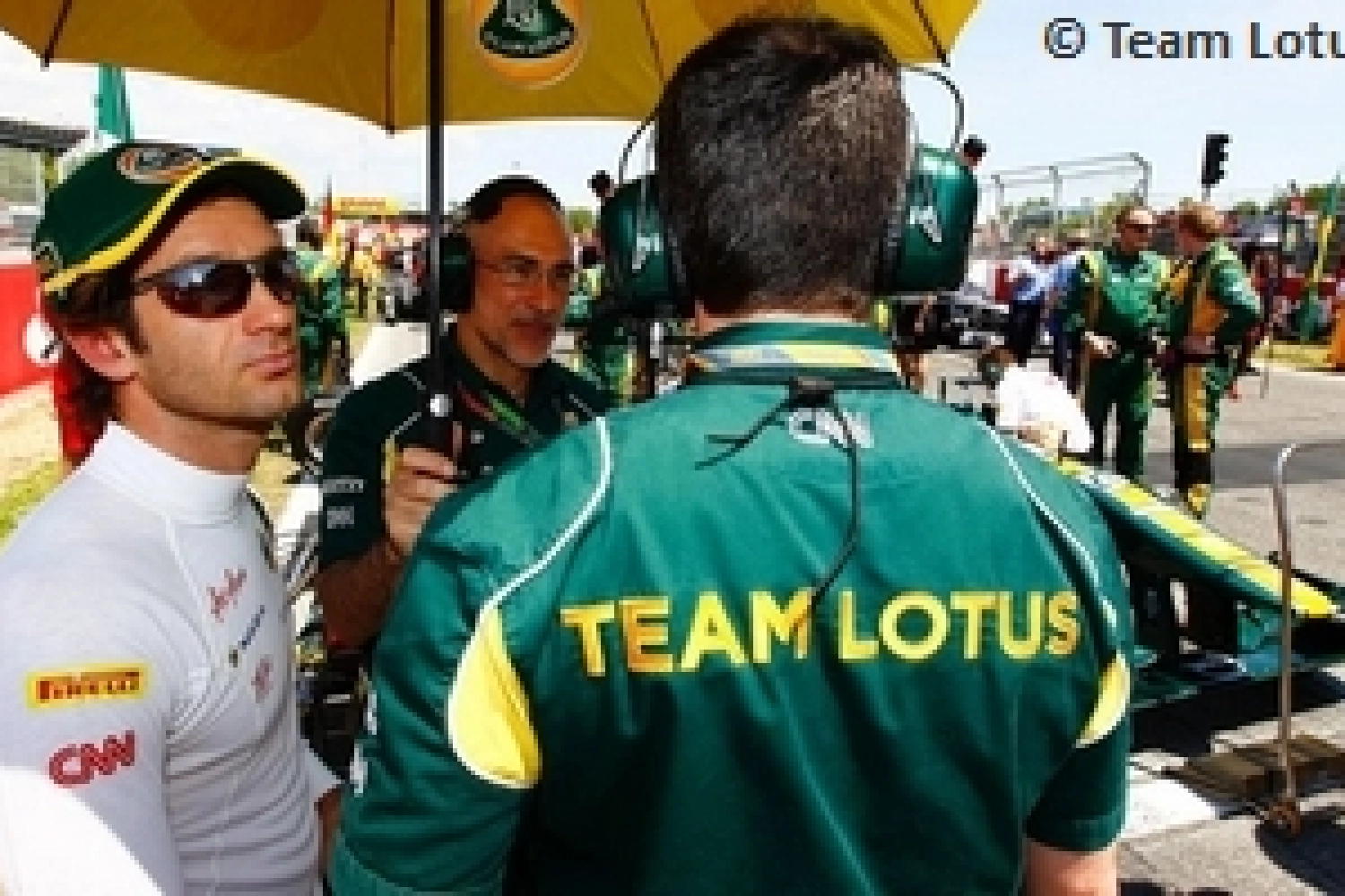Sunday: Team Lotus drivers enjoy themselves - Motorsinside English