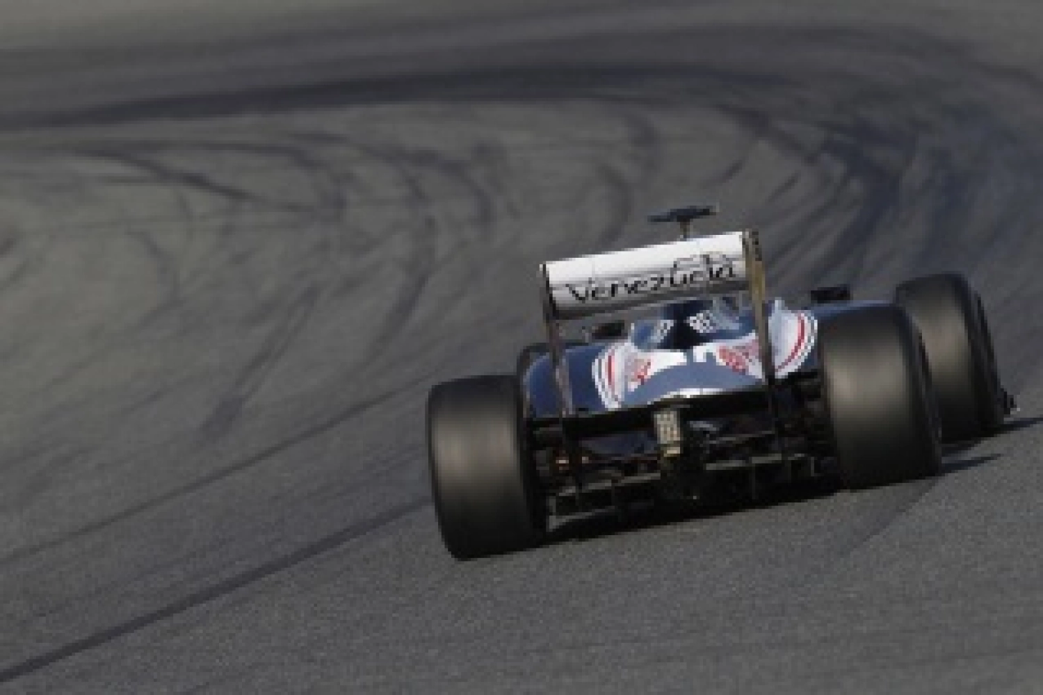 Sunday: Williams falls victim to debris and the first lap
