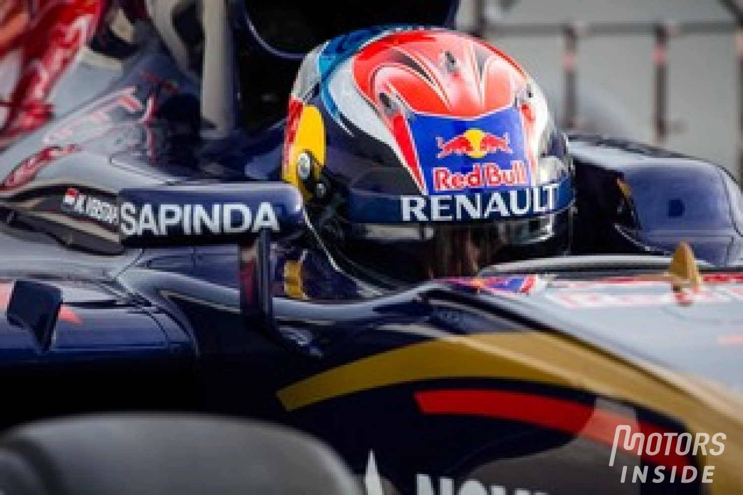 The FIA clarifies the single helmet design rule