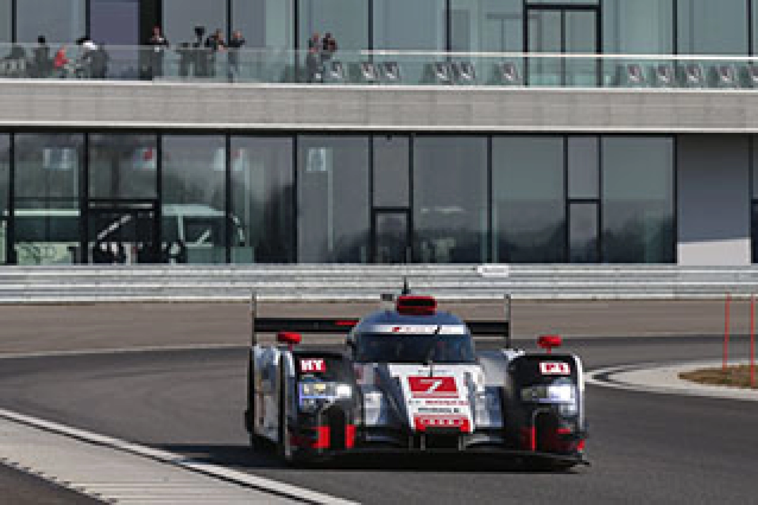 Audi unveils the colors of its R18 version 2015-03-18