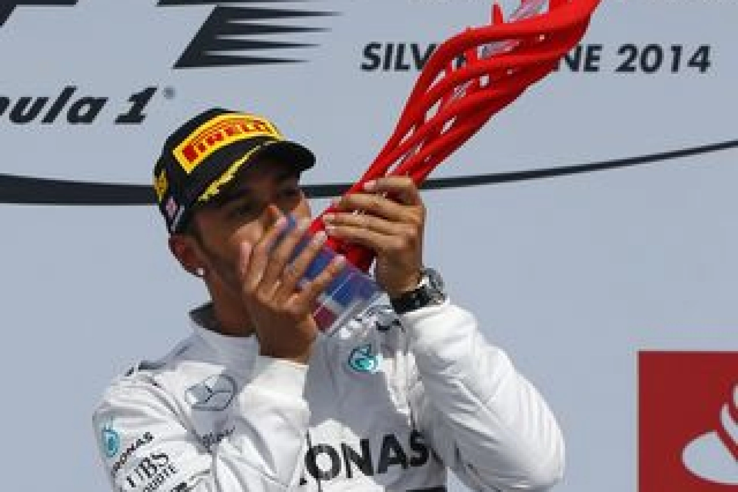 Hamilton criticizes “plastic” trophies