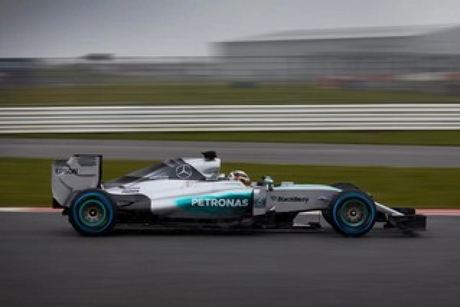 Mercedes does not rule out being caught up by the competition