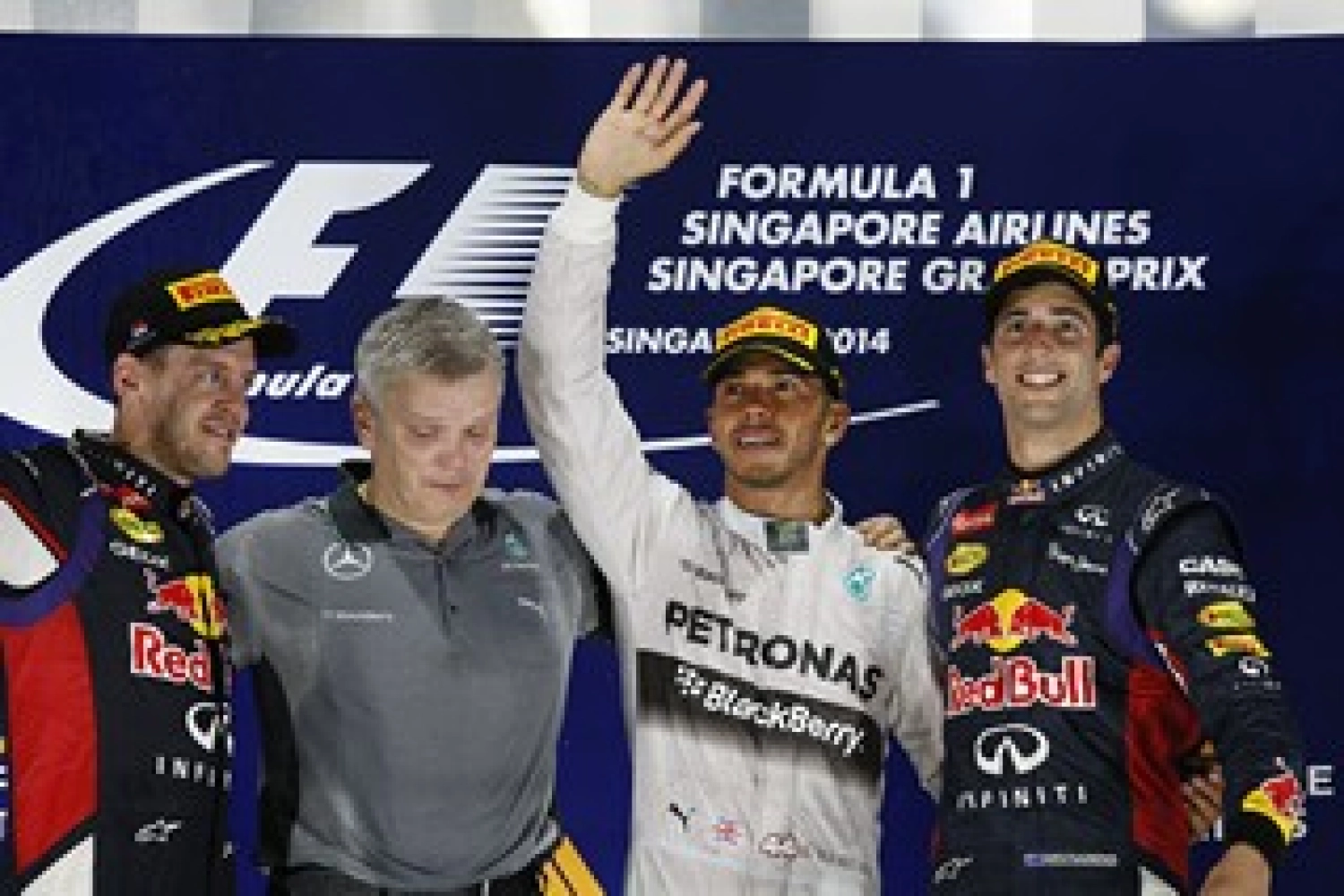 Sunday: Mercedes and Hamilton win in Singapore, Rosberg retires