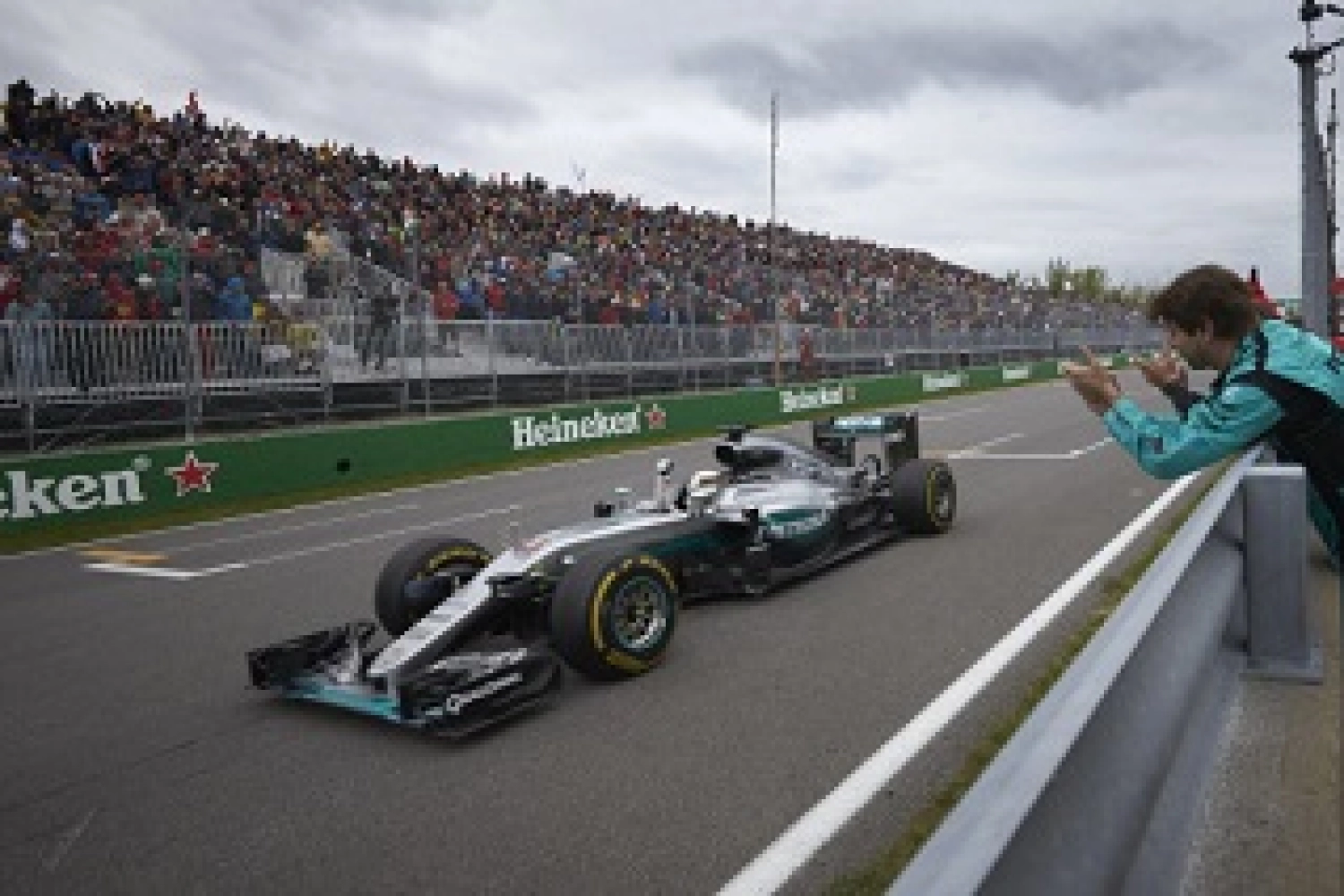 Mercedes: Hamilton wins while Rosberg remains philosophical