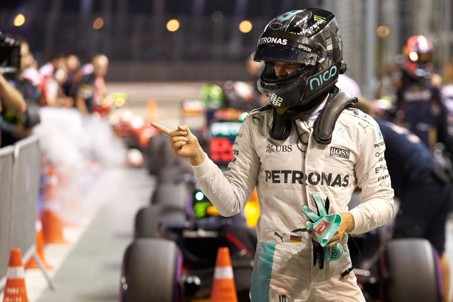Singapore – Race: The night belongs to Nico Rosberg, the blow is close for Ricciardo!