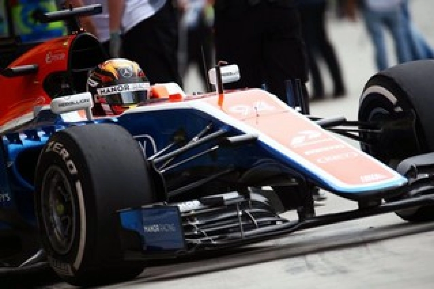 Manor squeeze in between Saubers in Abu Dhabi