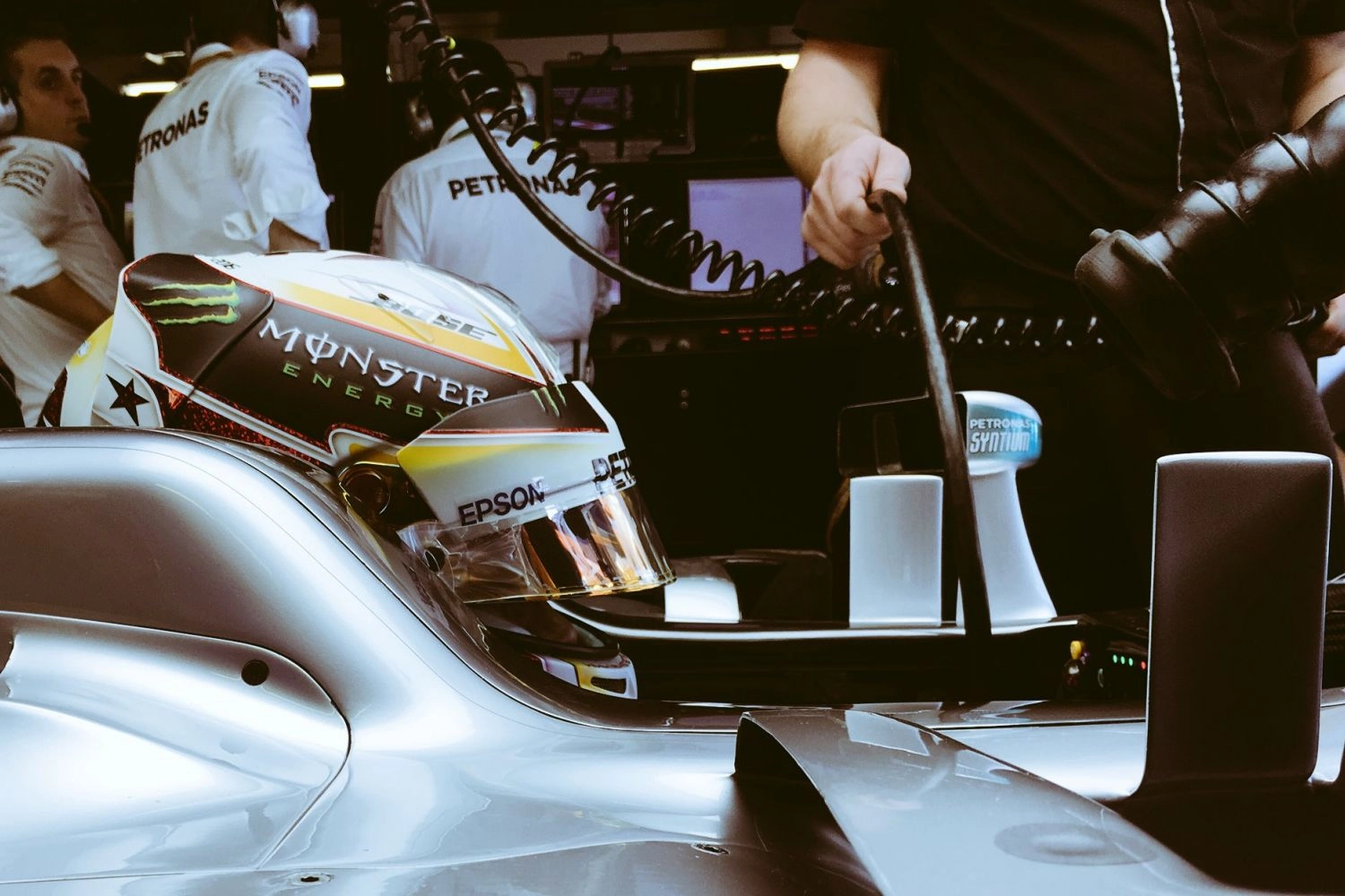 Abu Dhabi – Free Practice 1: Hamilton ahead of a waiting Rosberg