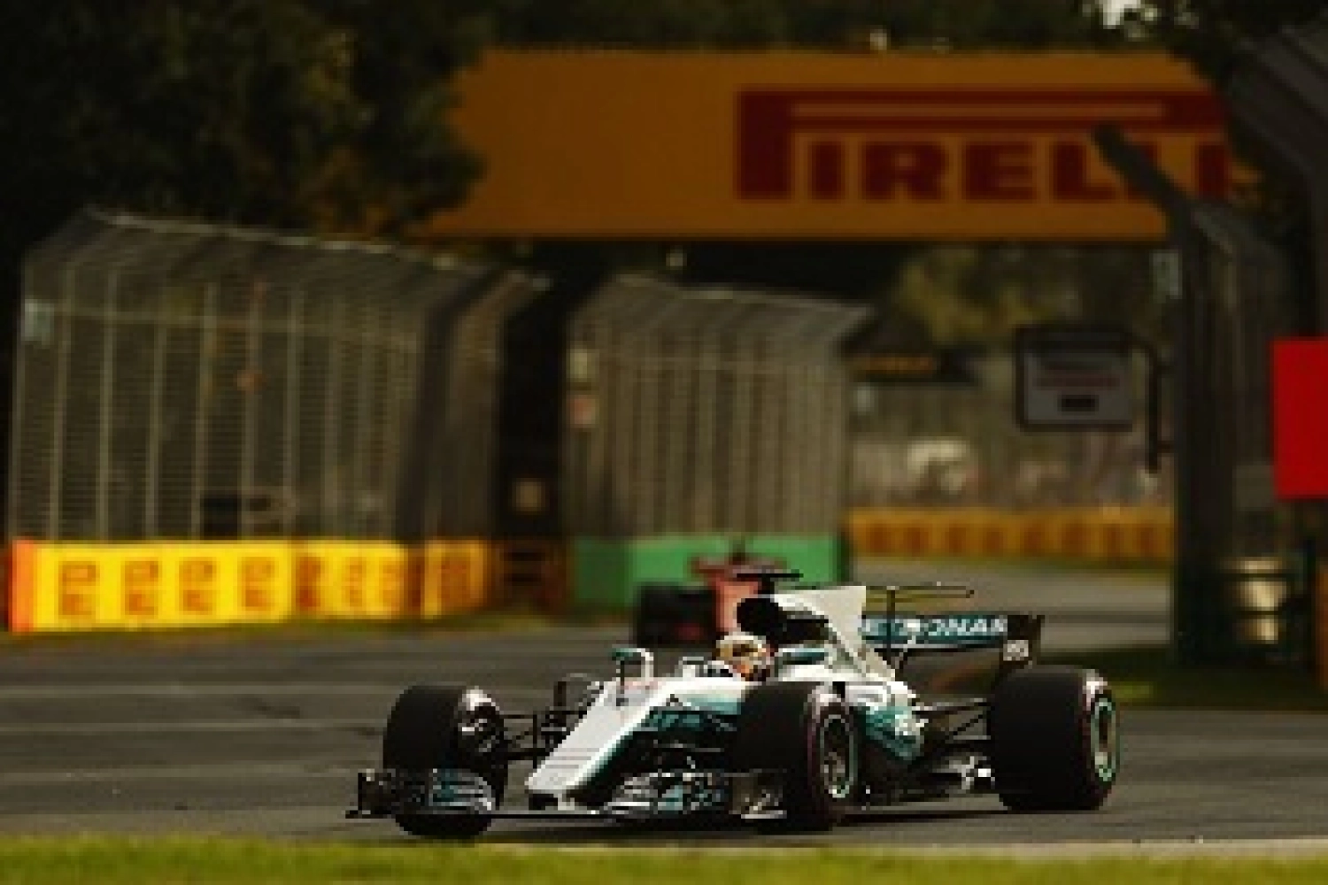 Australia – Qualifying: Lewis Hamilton and Mercedes on pole ahead of Vettel and his Ferrari