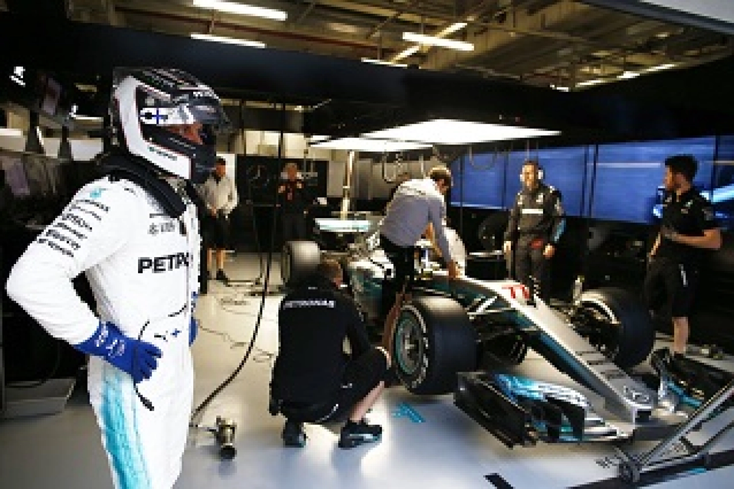 China – Free Practice 2: The F1 cars stop and the session is cancelled!