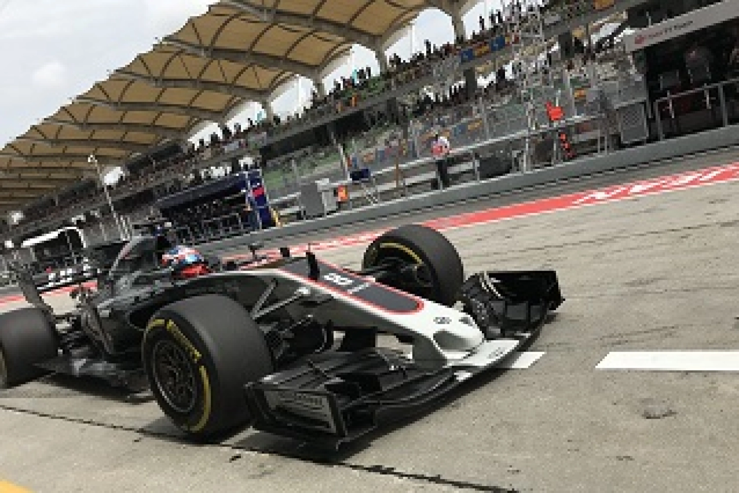 Malaysia – Free Practice 2: Vettel leads a session shortened by a Grosjean crash