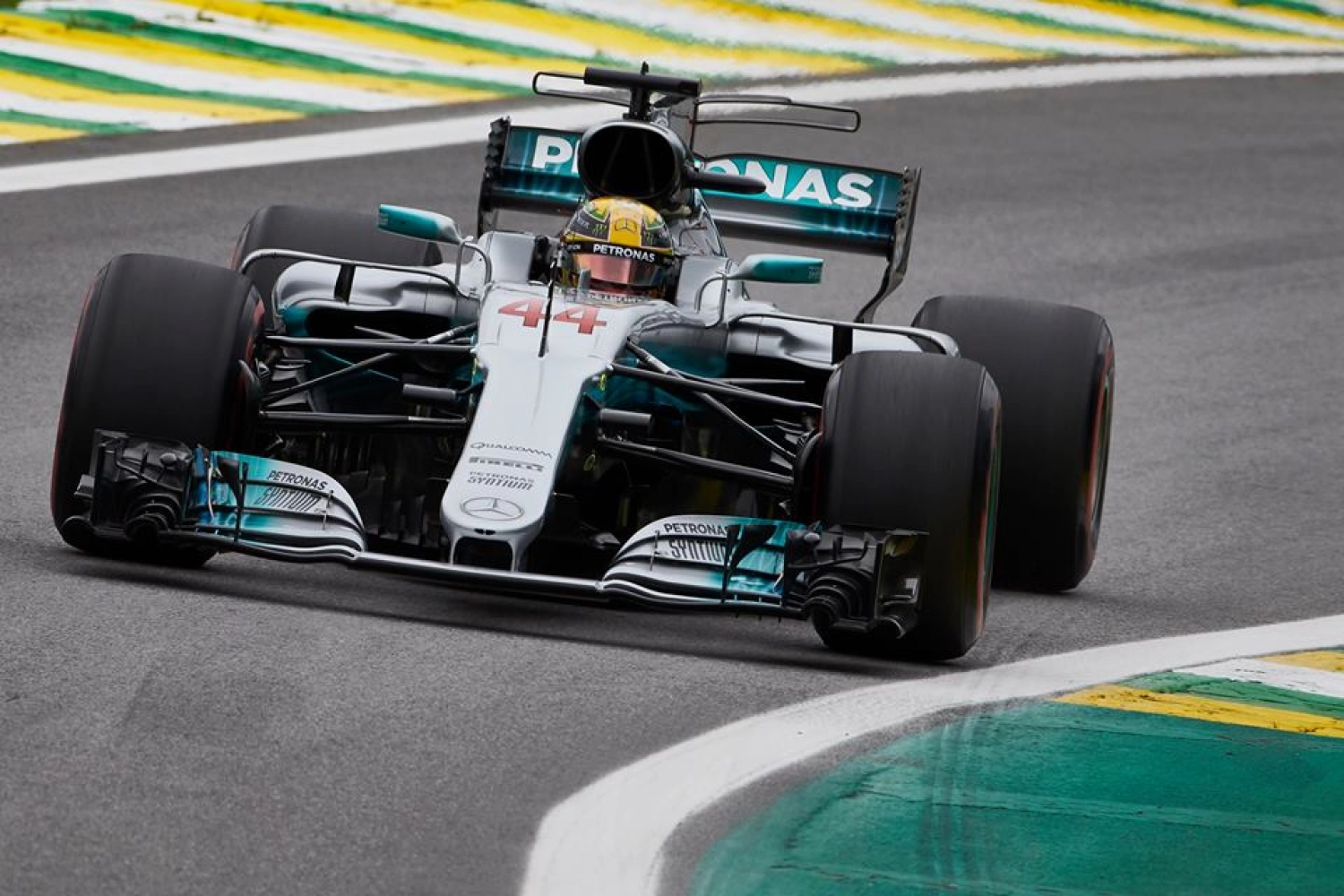 Hamilton amused and Bottas frustrated: contrasting paths at Mercedes