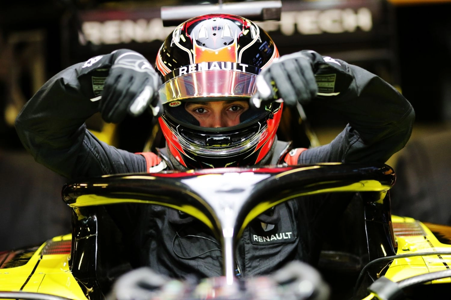 Ocon makes his official debut in the Renault
