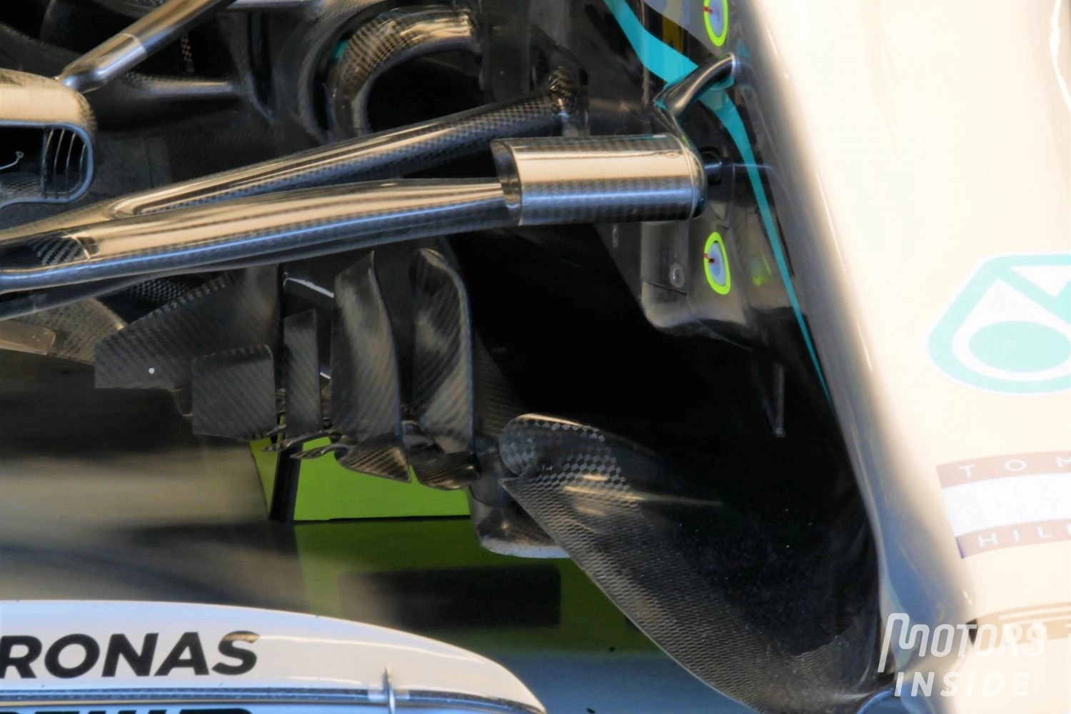 Mercedes tests a mechanical system to modify the camber angle