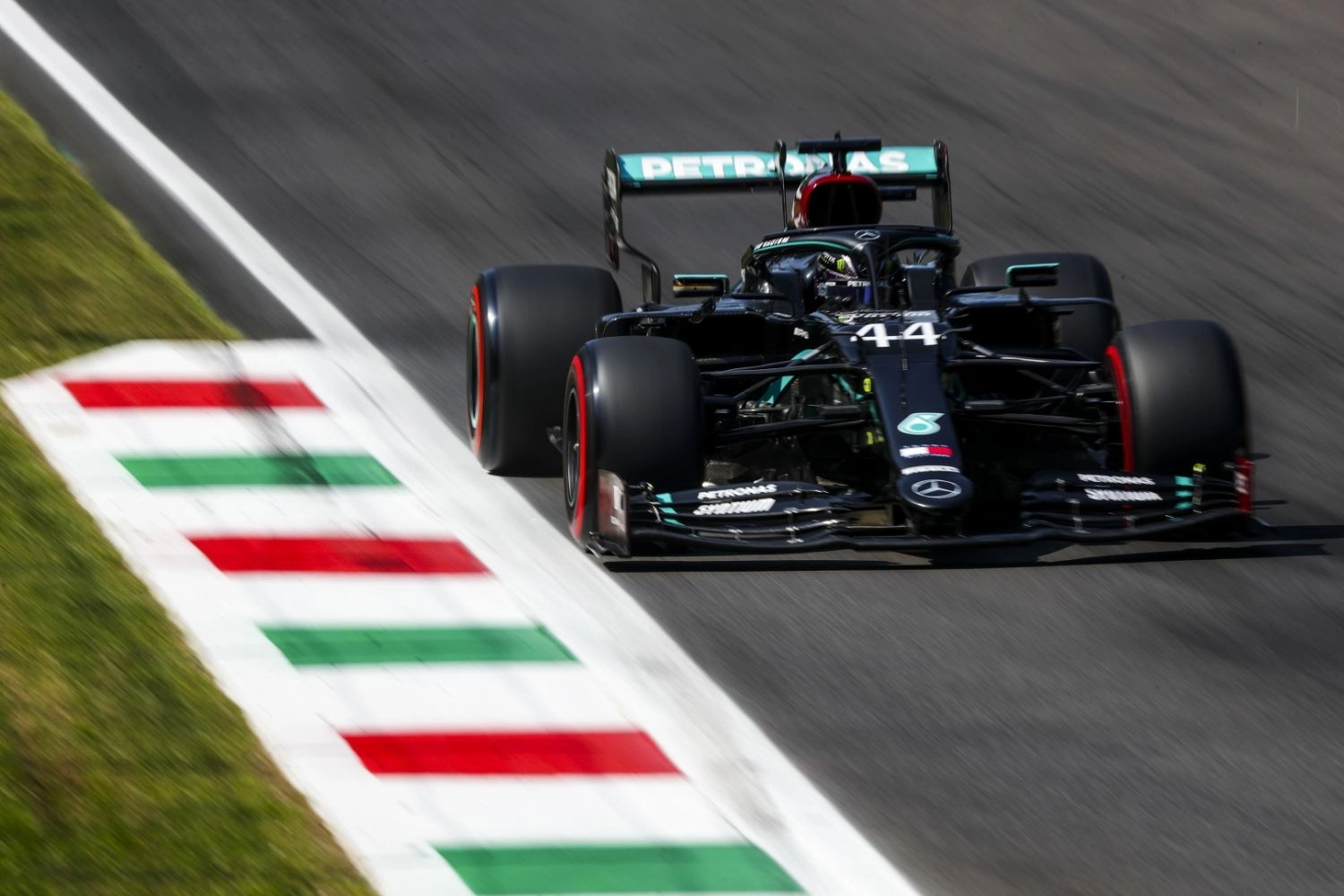 Eifel Grand Prix – Race: Hamilton equals Schumacher, 5 retirements