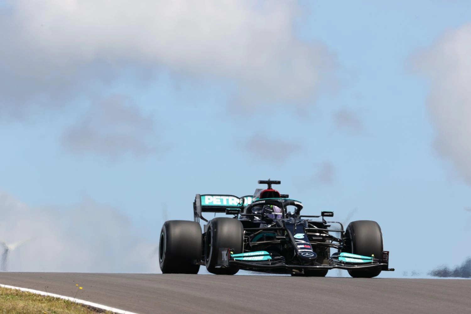 Portuguese Grand Prix – Free Practice 2: Lewis Hamilton dominates the wind and Max Verstappen