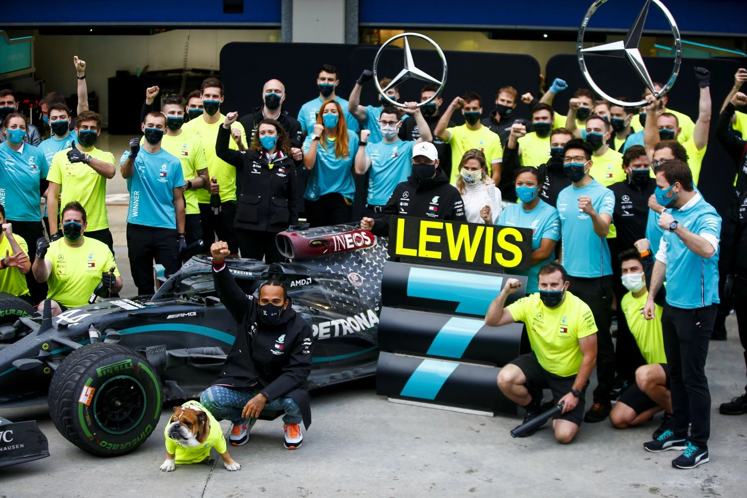 Lewis Hamilton extends his contract with Mercedes by one year