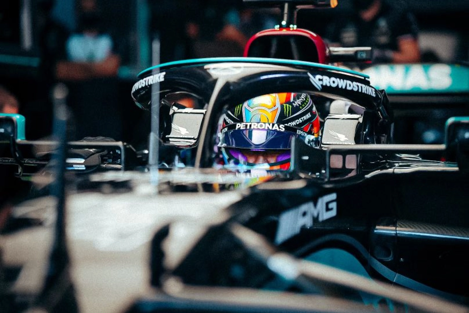 Hamilton displays LGBT colors on his helmet in Qatar!