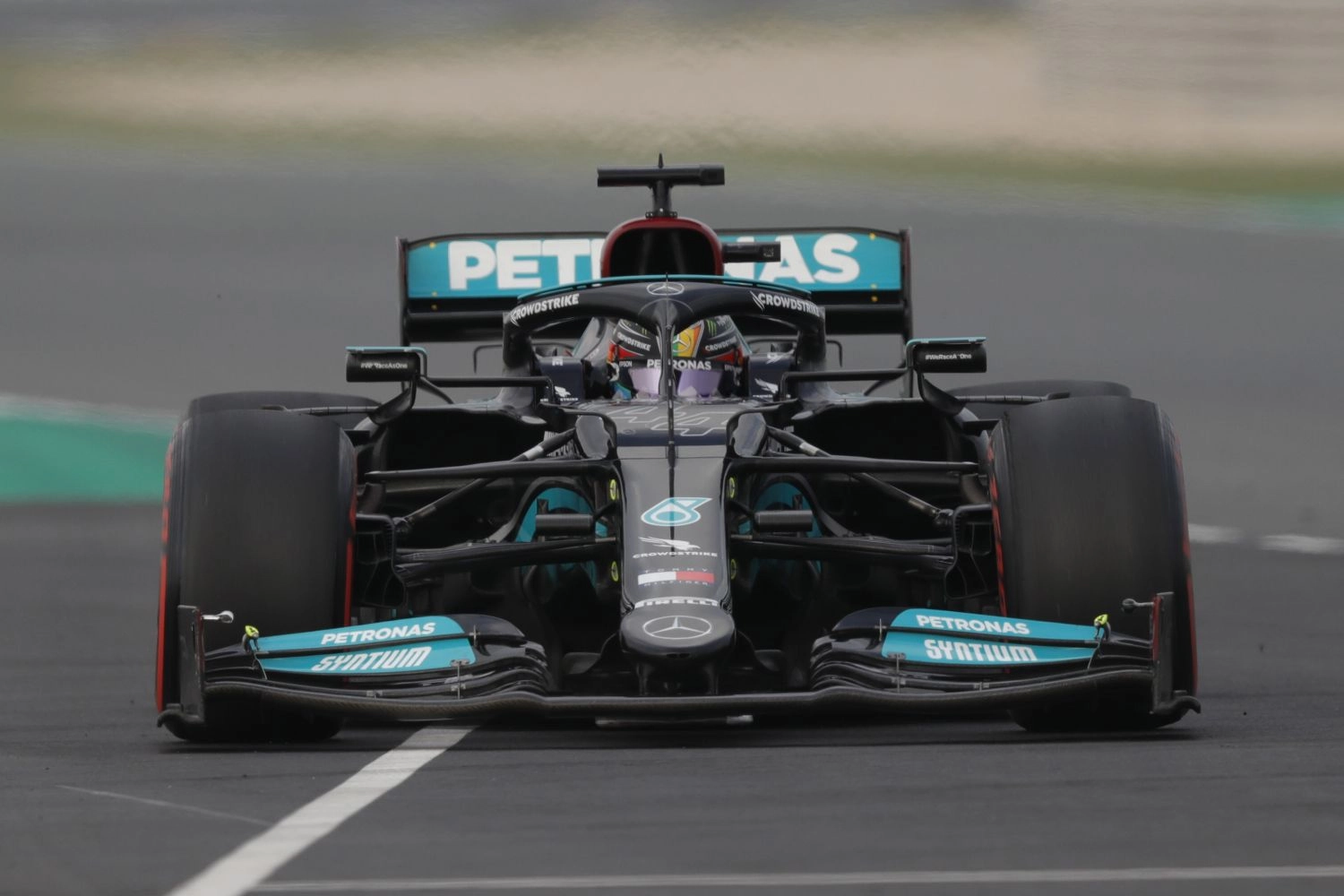 The FIA allows the rear wing of Mercedes