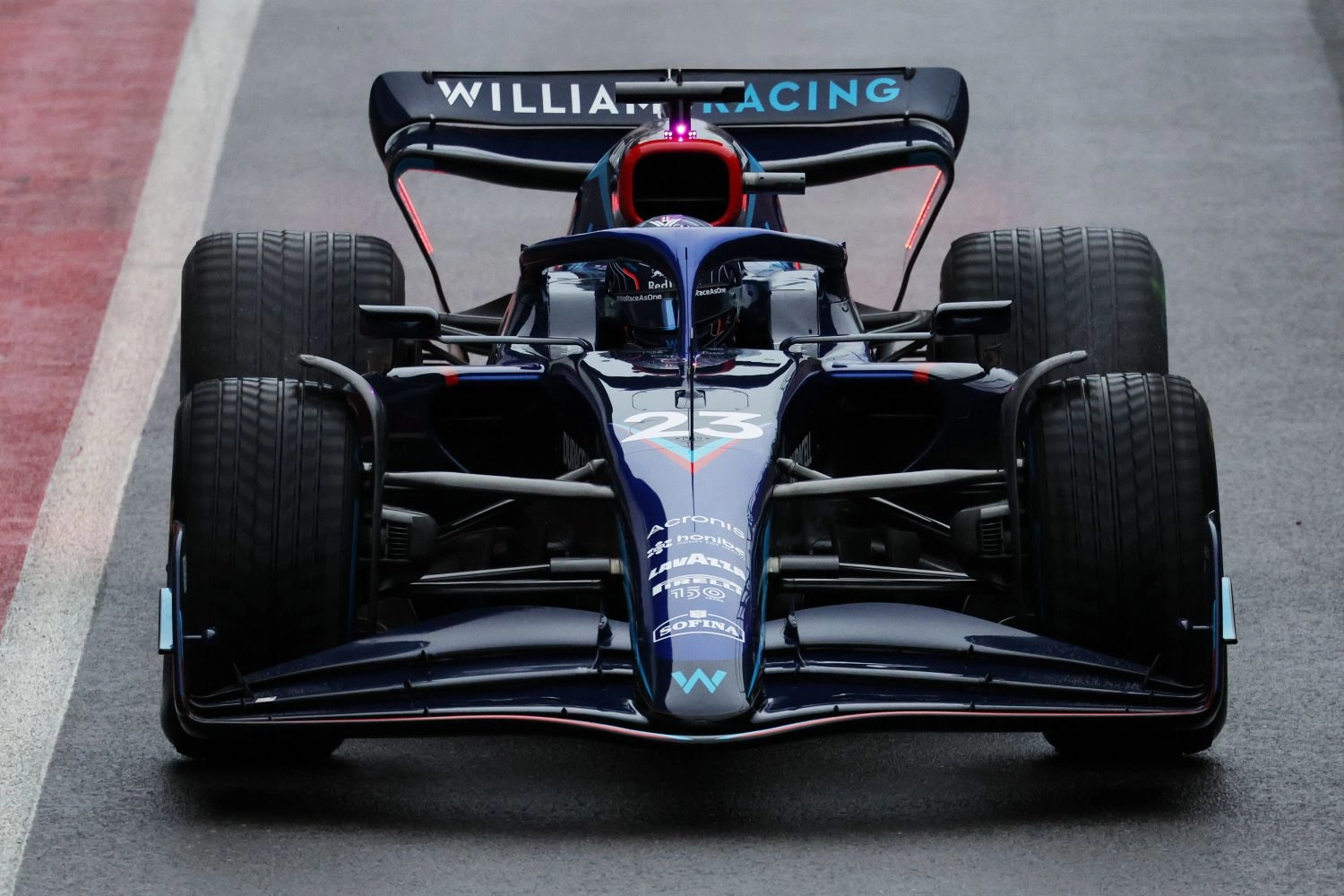 Alex Albon presents his new helmet