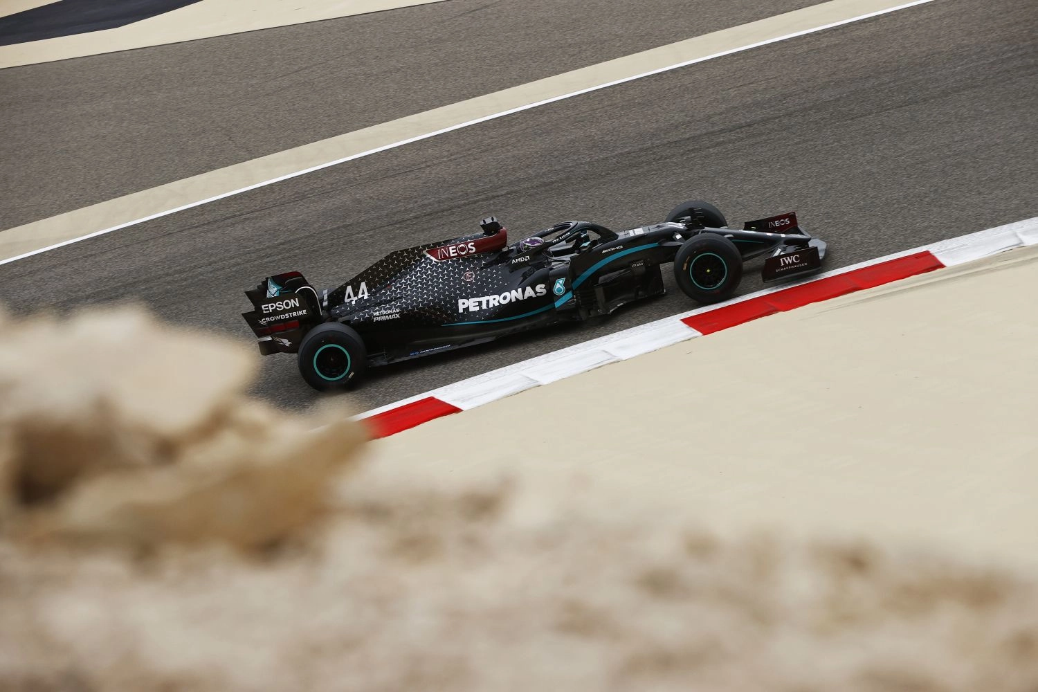 Bahrain Grand Prix – Free Practice 2: Hamilton Unstoppable on the Sakhir Circuit, Albon in the Wall