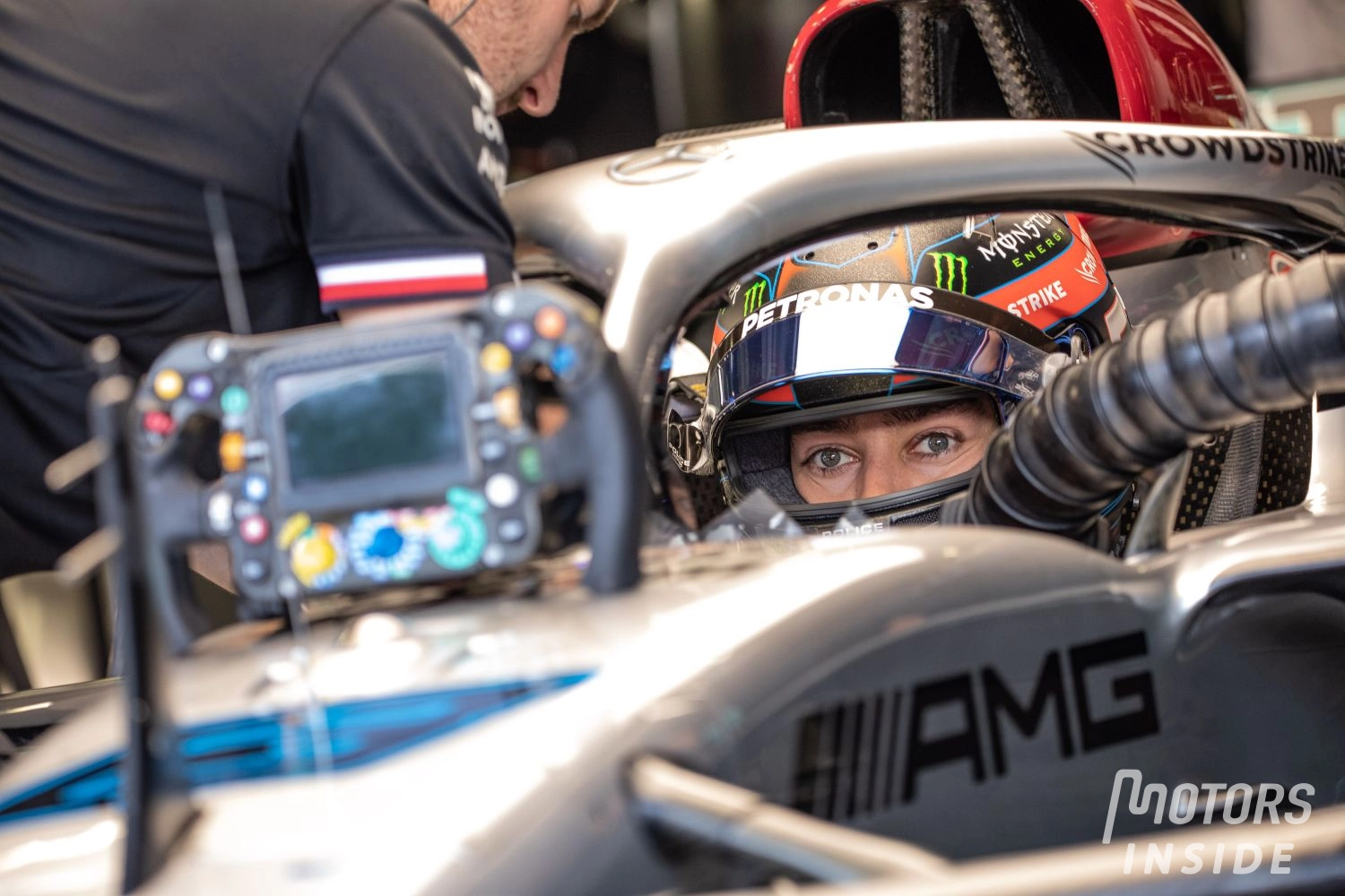 Catastrophe at Mercedes: Russell crashes into the wall
