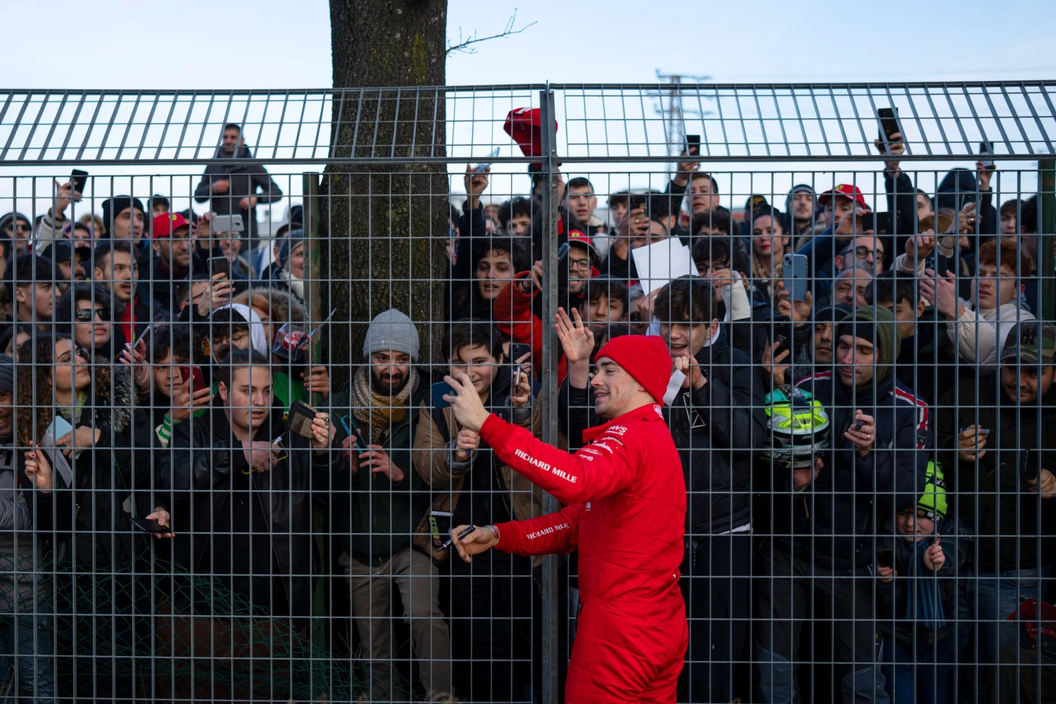 Charles Leclerc does donuts at Fiorano to thank the fans (video)