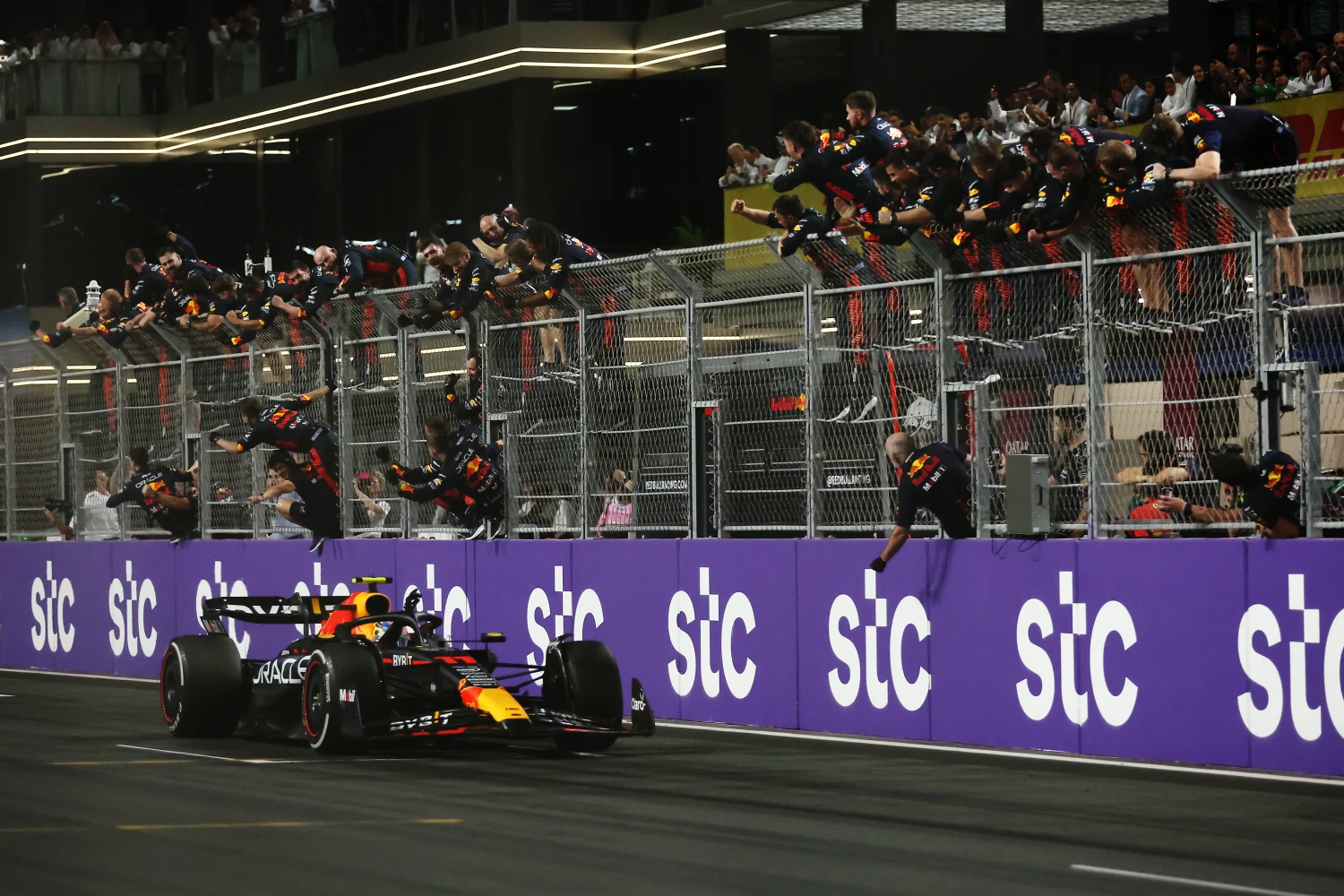 The FIA prohibits celebrations on the pit wall