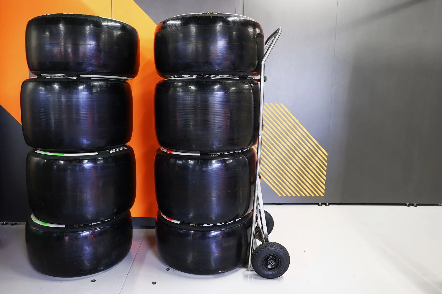 Forcing drivers to use all three types of tires during the race, Karun Chandhok’s proposal