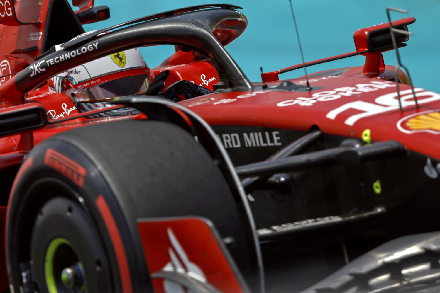 Charles Leclerc pushes the boundaries in “the spirit of racing” for Vasseur