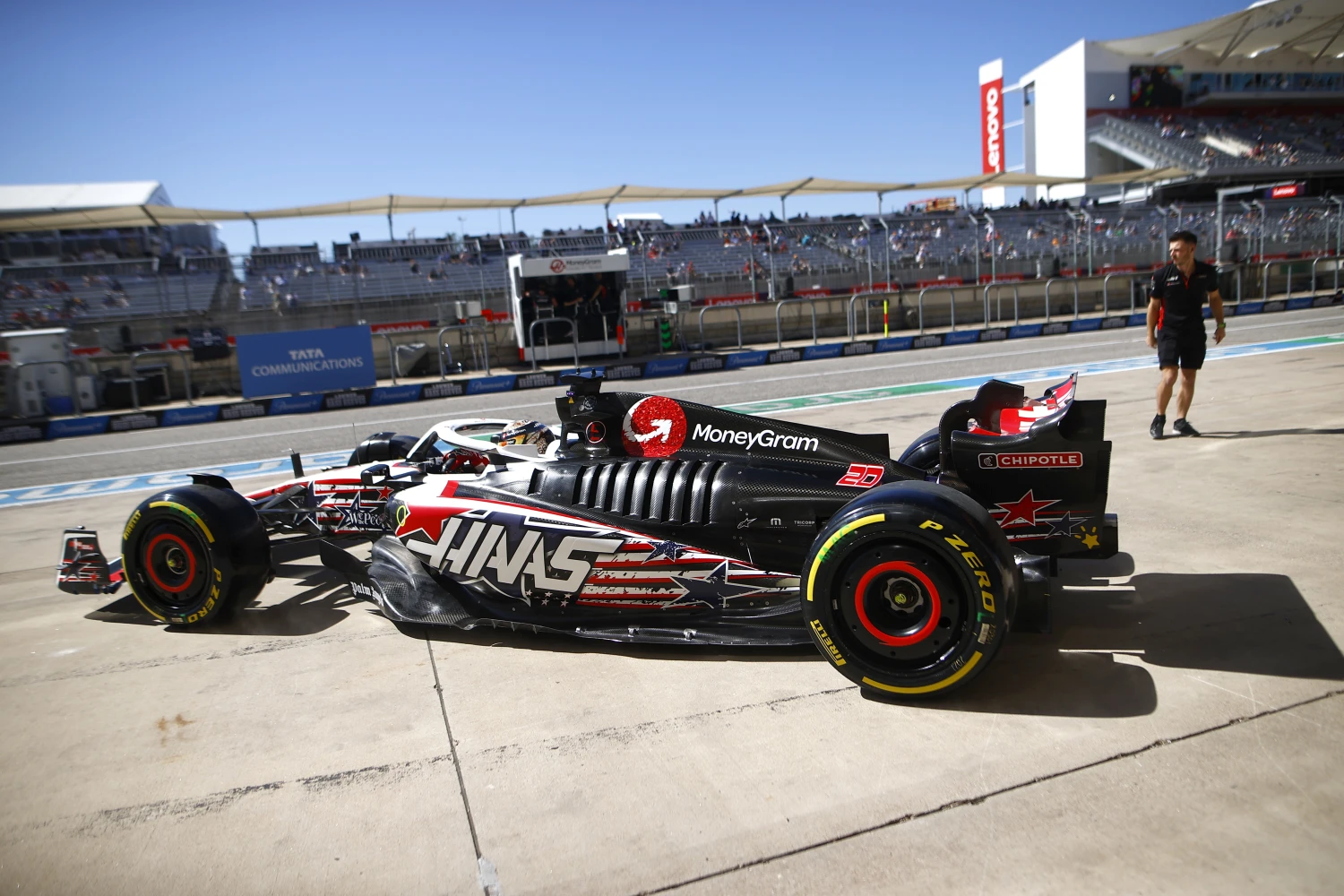 Departure from the pit lane for Haas and Aston Martin