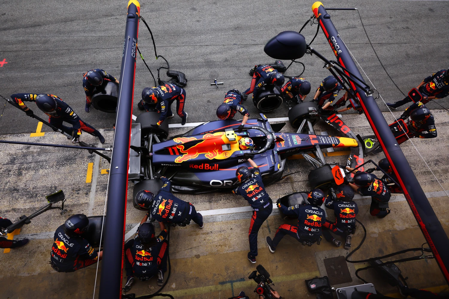 Insolite: Red Bull performs a pit-stop… in total darkness