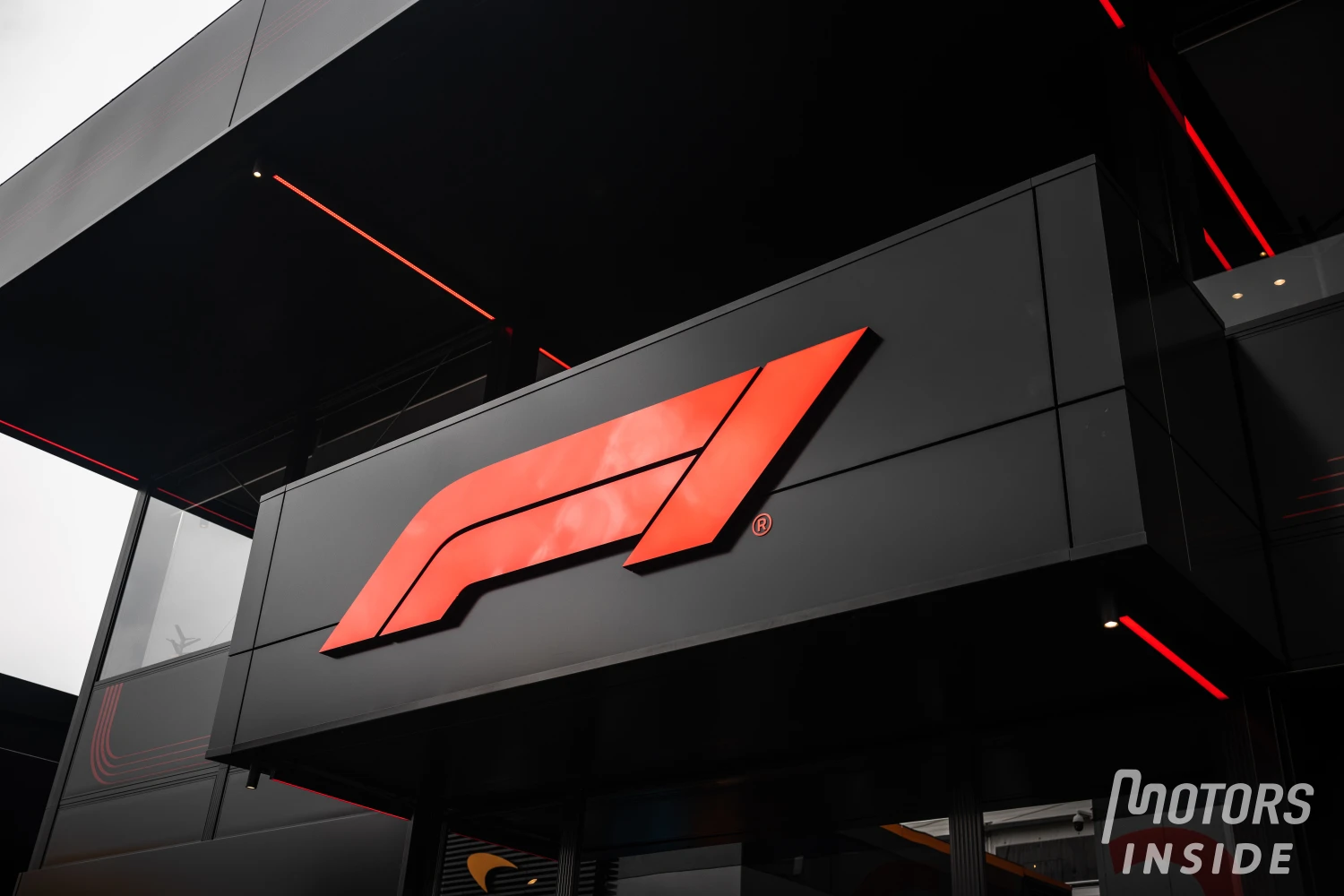 How is the money earned by F1 in 2023 distributed among the 10 teams?