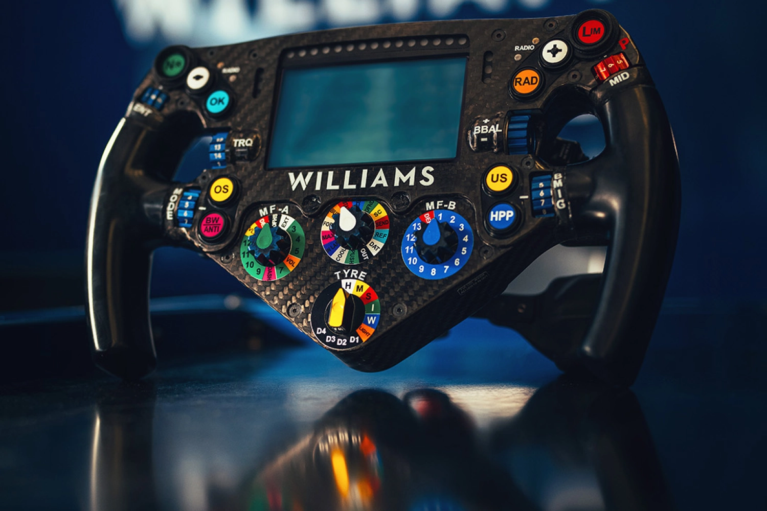 Williams finally arrives in Bahrain with a modern steering wheel incorporating the screen