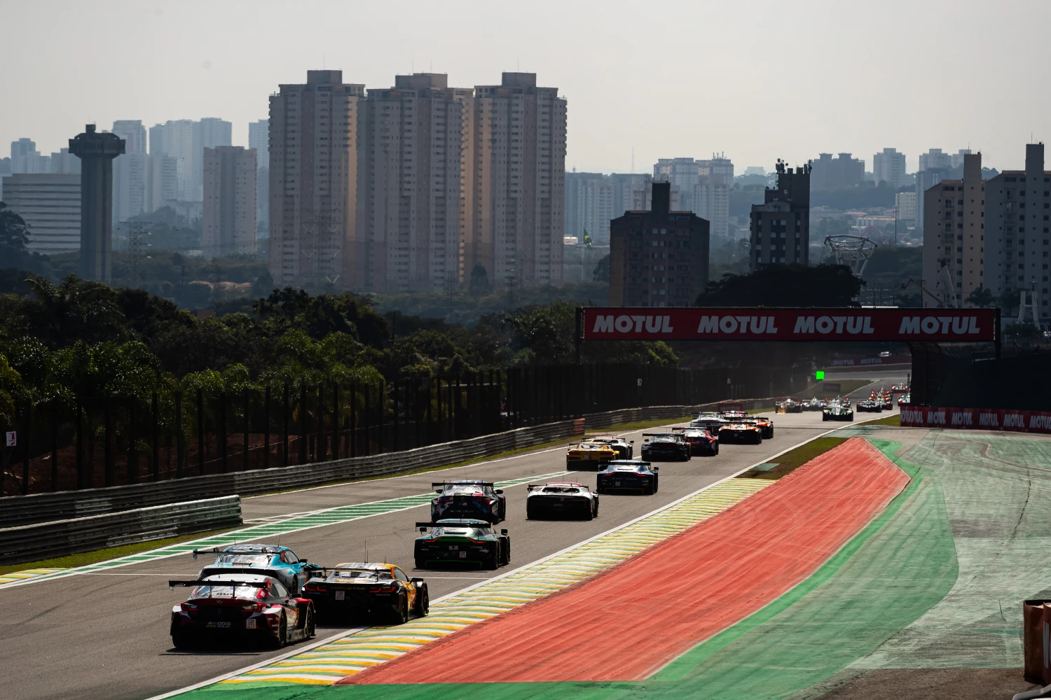 6 Hours of Sao Paulo – Race (H+2): Toyota in control, Iron Dames and Manthey battling