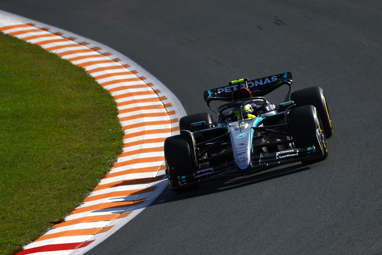 Lewis Hamilton believes that Kimi Antonelli “has a bright future ahead of him”