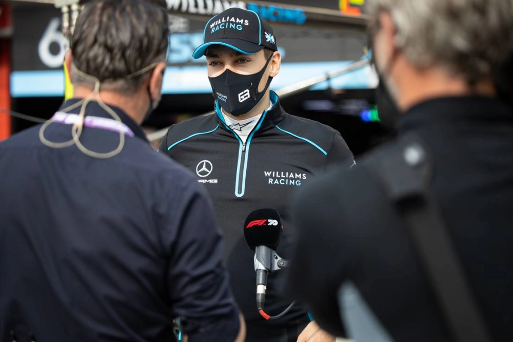 Georges Russel en interview au micro de la F1