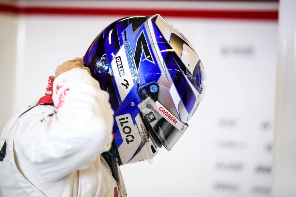 Avec son nouveau casque, Kimi revient 20 ans en arrière à Abu Dhabi.