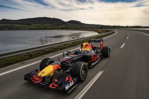 Red Bull en Road trip en Europe de l'est avec Coulthard et la RB7