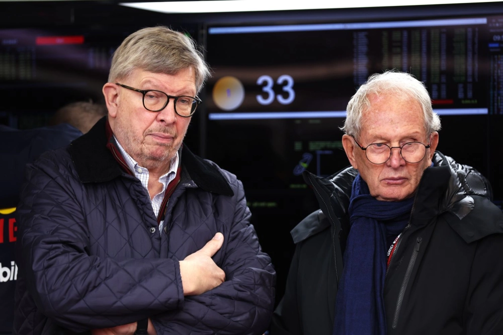 Ross Brawn à gauche dans le box de Red Bull accompagné de Helmut Marko, directeur du programme des jeunes pilotes de Red Bull.