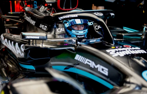 George Russell dans sa Mercedes lors du Grand Prix de Hongrie. A cette époque, Tommy Hilfiger était un partenaire de l'écurie.
