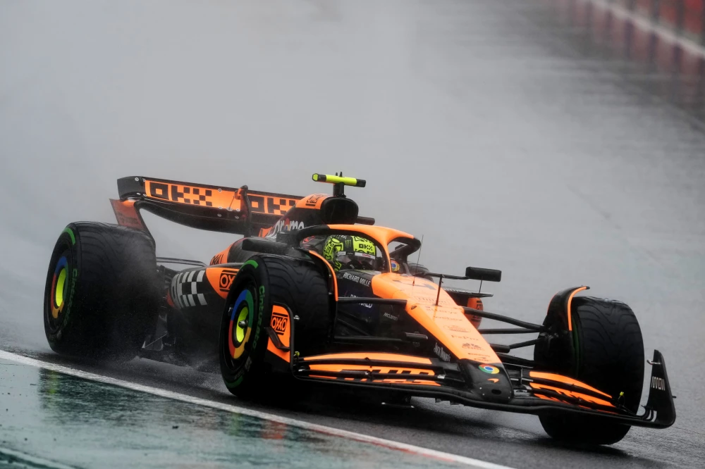 Norris sur la piste d'Interlagos au volant de sa MCL-38.