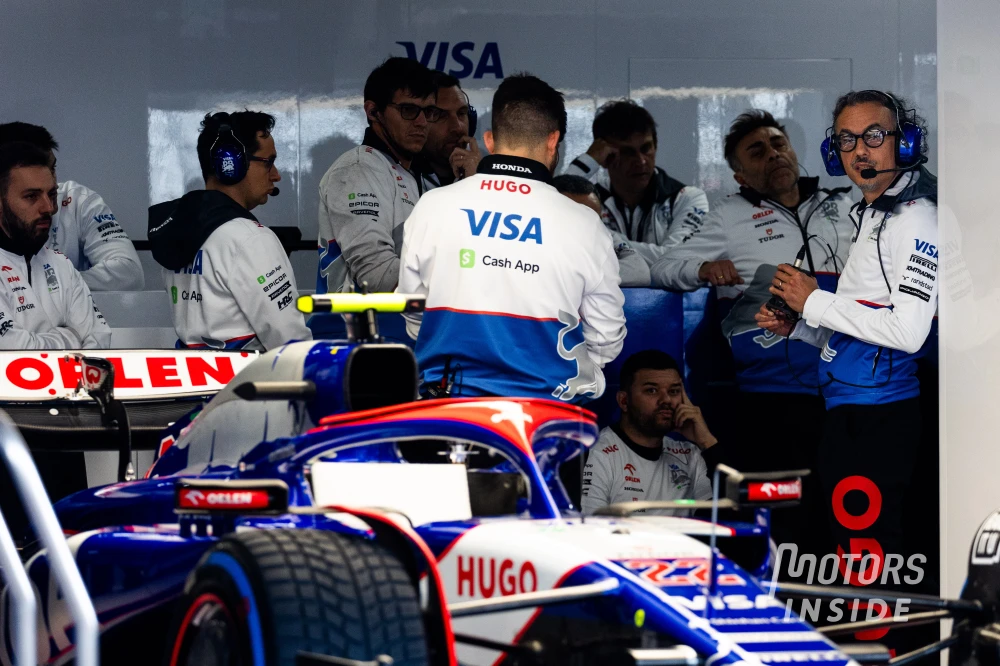 Le personnel de Racing Bulls en discussions dans le garage