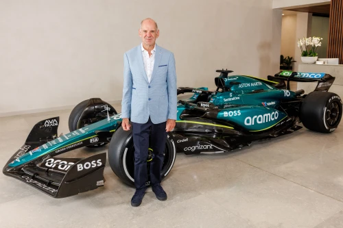 Adrian Newey aux côtés de la AMR24