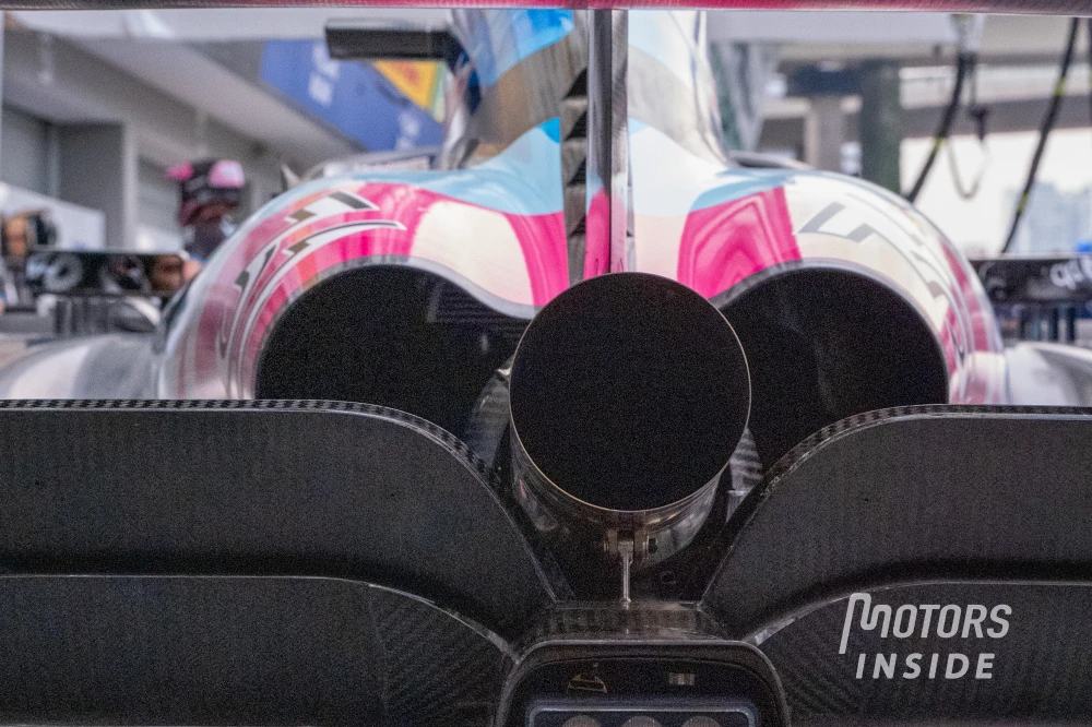 Les échappements du moteur Renault F1 et de l'Alpine, à Singapour.