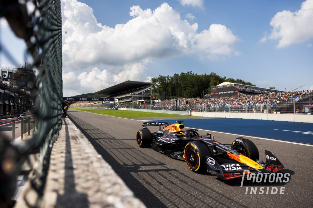 Max Verstappen dans la descente vers le Raidillon